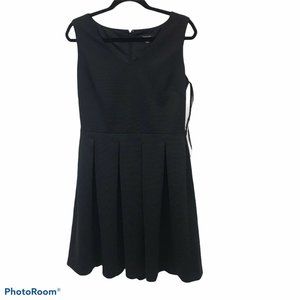 A Levine Tahari Women's Black Sleeveless Knee Leng